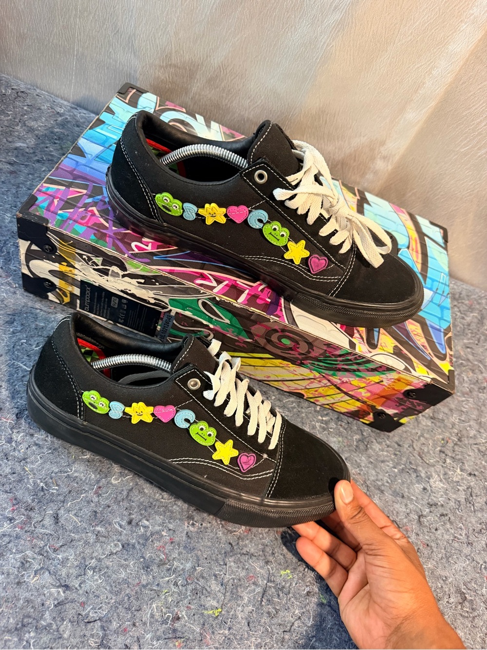 Vans Men’s Size 11 Black Skate Shoes Colorful Charms Low Top Sneakers Pre-Owned